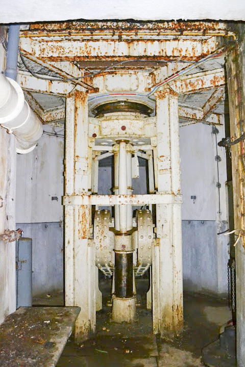Ligne Maginot - MOLVANGE - A9 - (Ouvrage d'artillerie) - Bloc 4
Tourelle pour deux obusiers de 135 mm - PAVEL Jan