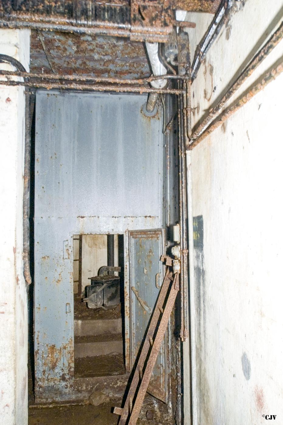 Ligne Maginot - MOLVANGE - A9 - (Ouvrage d'artillerie) - Bloc 4
L'accès à la cloche GFM, qui peut être isolée du bloc par une porte étanche - Lia VERMEULEN