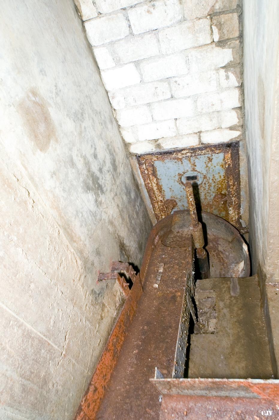 Ligne Maginot - MOLVANGE - A9 - (Ouvrage d'artillerie) - Bloc 4
Le système d’évacuation des douilles - Lia VERMEULEN
