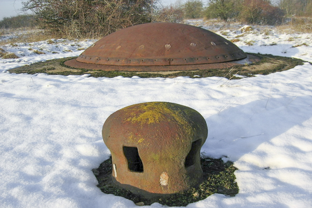 Ligne Maginot - MOLVANGE - A9 - (Ouvrage d'artillerie) - Bloc 5
Cloche de prise d'air et tourelle de 75 (avant son transfert vers le musée de Fermont) - Michel Teiten