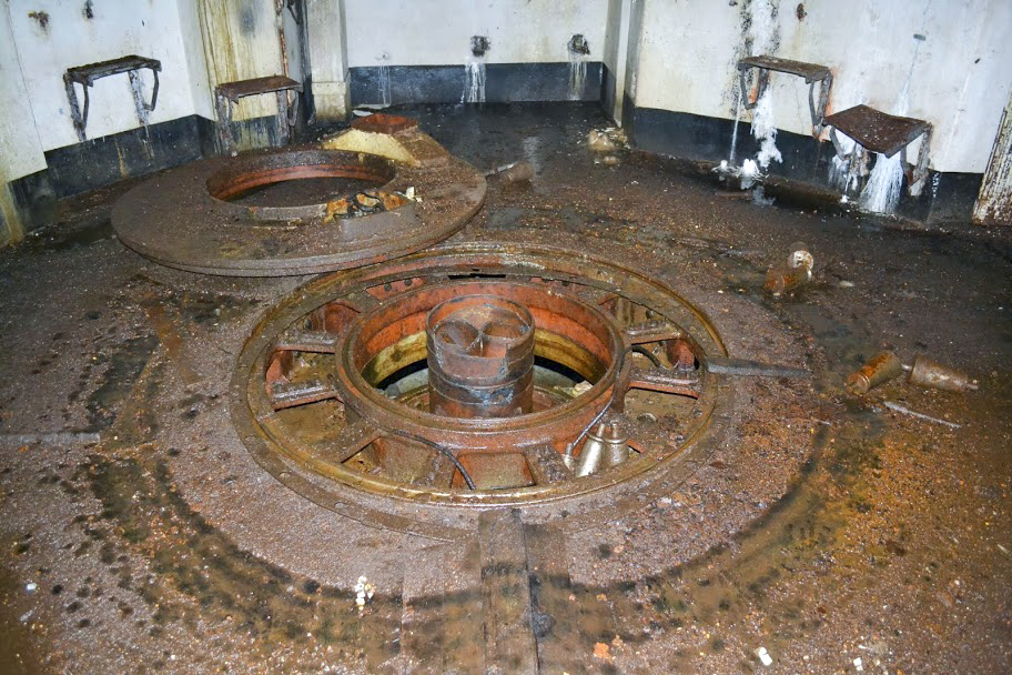 Ligne Maginot - MOLVANGE - A9 - (Ouvrage d'artillerie) - Bloc 5
Tourelle de 75mm R32.
Cette tourelle a été démontée par l'armée en 2006 au profit du musée de Fermont. - PAVEL Jan