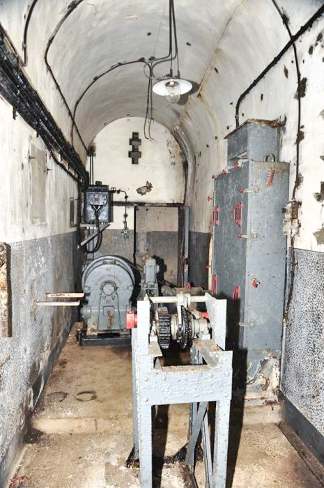 Ligne Maginot - MOLVANGE - A9 - (Ouvrage d'artillerie) - Bloc 5
La machinerie du monte-charge - GOERGEN Claude