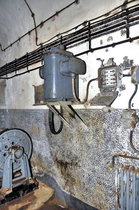 Ligne Maginot - MOLVANGE - A9 - (Ouvrage d'artillerie) - Bloc 5
Le transformateur  (400V tri en 220 tri+N) destine à alimentation de l'éclairage du bloc et de ses locaux souterrains - GOERGEN Claude