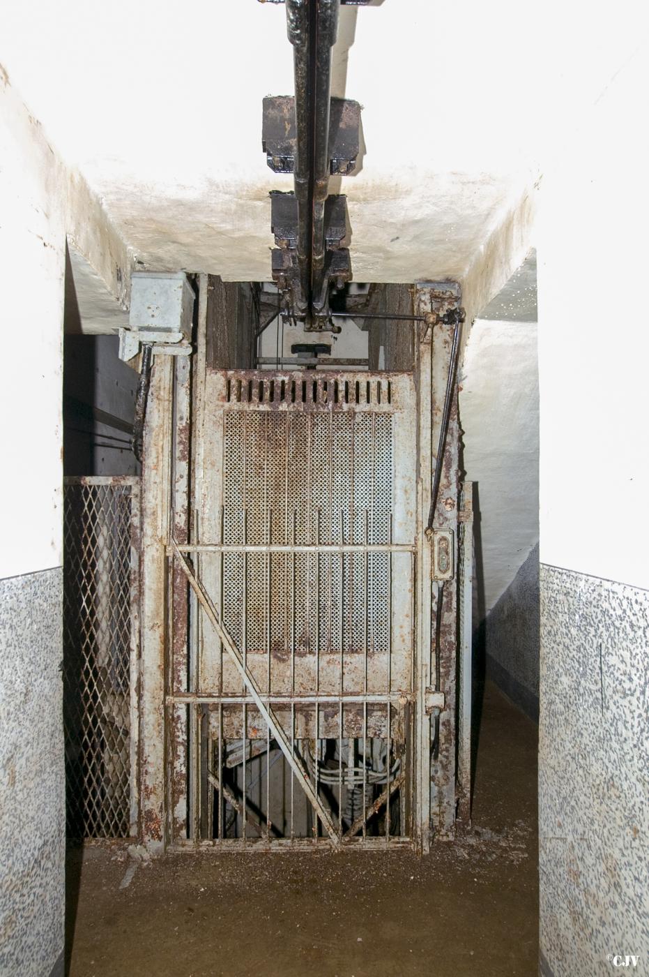 Ligne Maginot - MOLVANGE - A9 - (Ouvrage d'artillerie) - Bloc 5
Monte-charge - Lia VERMEULEN