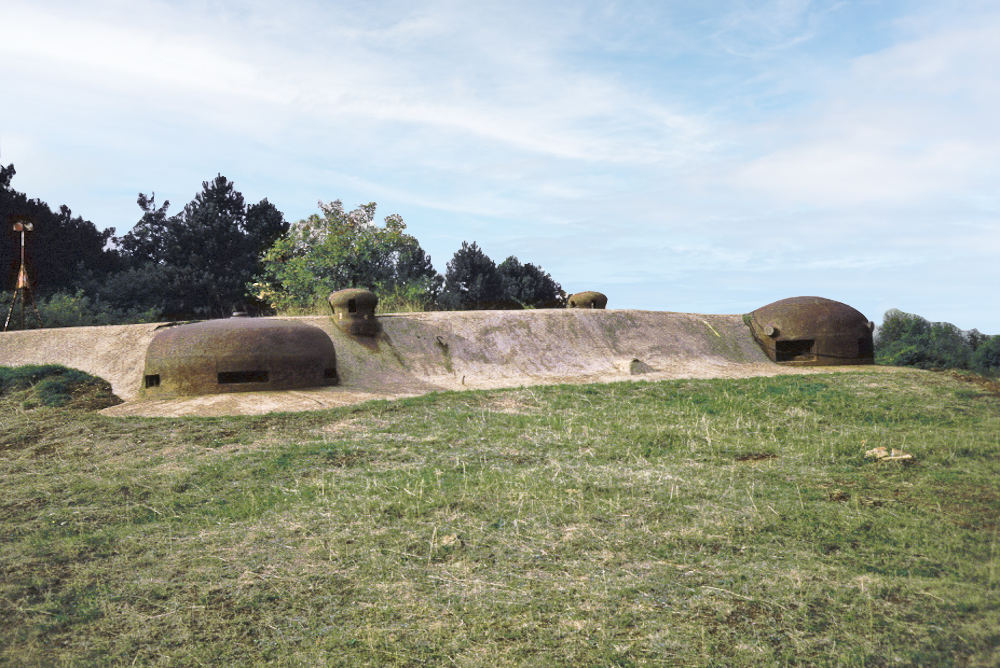 Ligne Maginot - MOLVANGE - A9 - (Ouvrage d'artillerie) - Bloc 7
Les deux cloches du bloc avant leur destruction pour la mise en place d'une antenne pour le PC de Guerre de la 1re Armée. - Michel Teiten