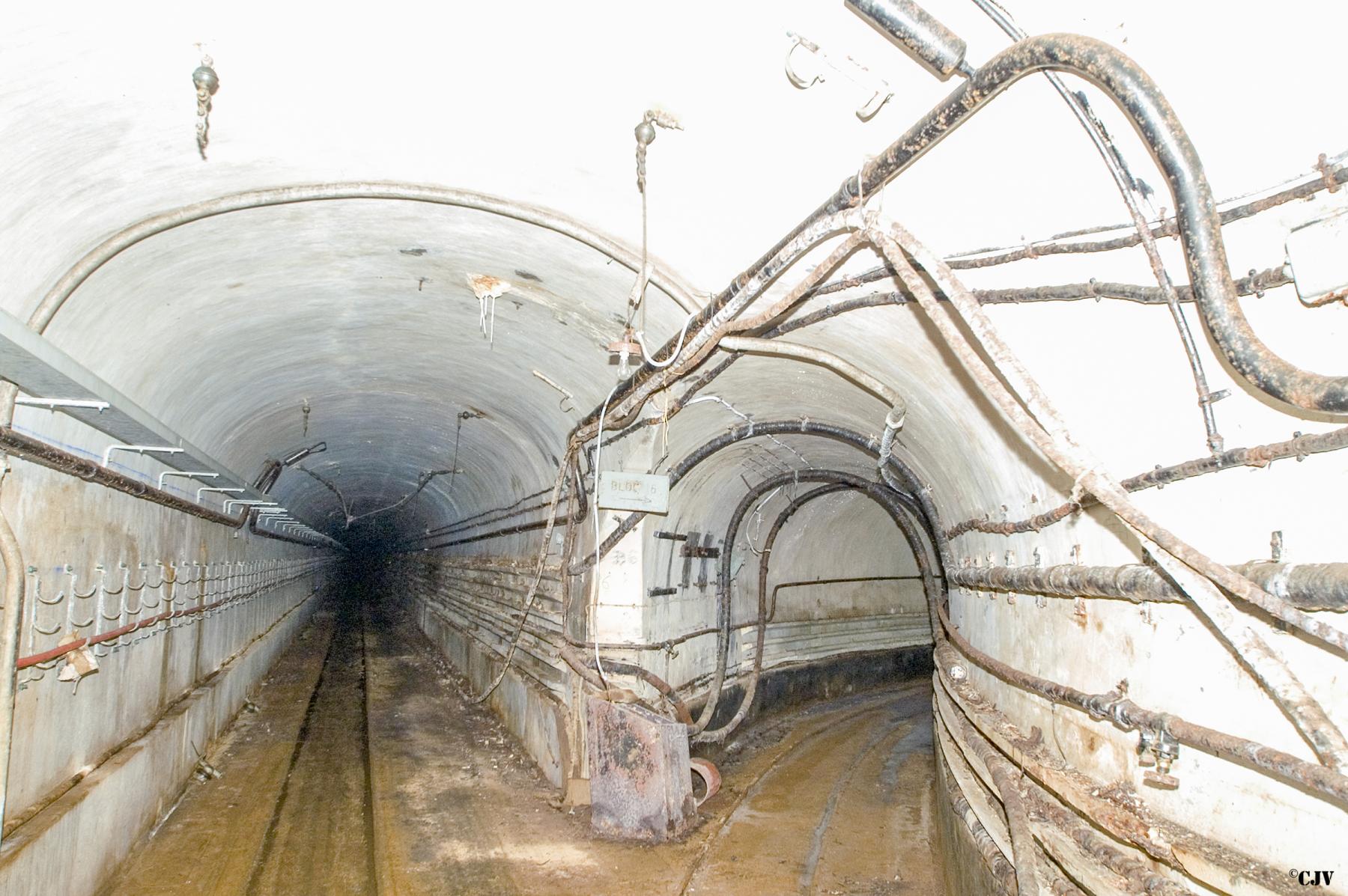 Ligne Maginot - MOLVANGE - A9 - (Ouvrage d'artillerie) - Bloc 6
La galerie principal et la galerie vers bloc 6 - Lia VERMEULEN
