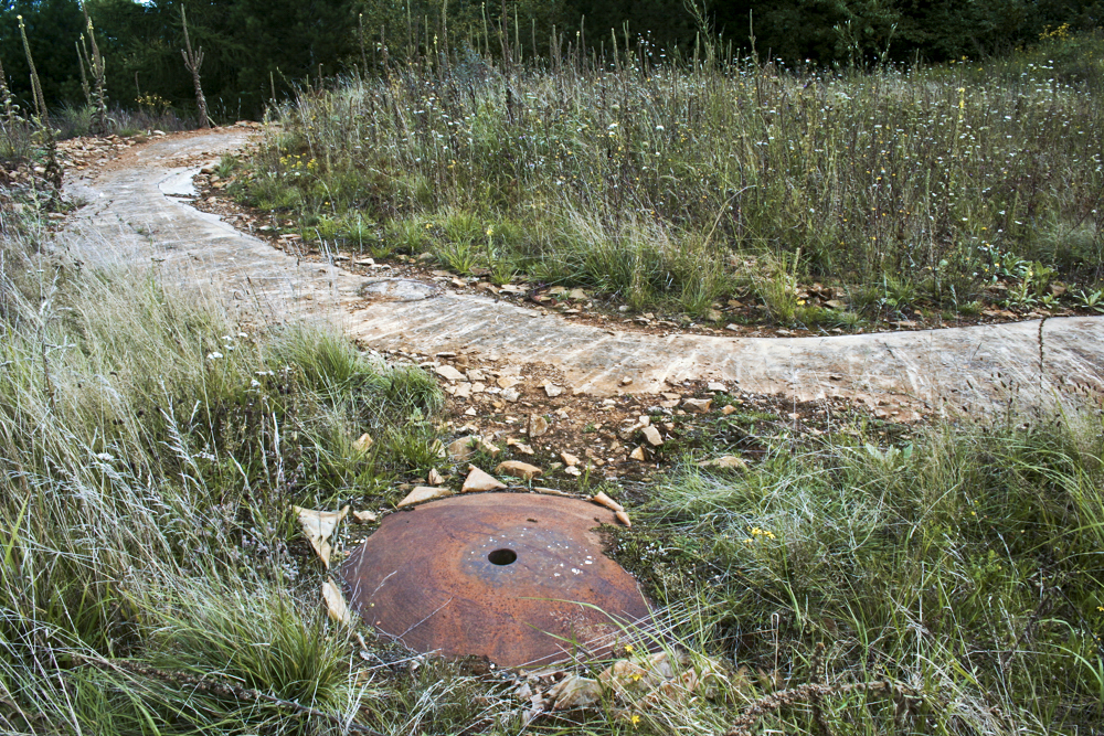 Ligne Maginot - MOLVANGE - A9 - (Ouvrage d'artillerie) - Bloc 7
Après le démontage des installations de télécommunications du PC de guerre, le sommet de la cloche GFM, emballée dans du plastique, apparait, ainsi que le dessus de la dalle bétonnée. - Michel Teiten