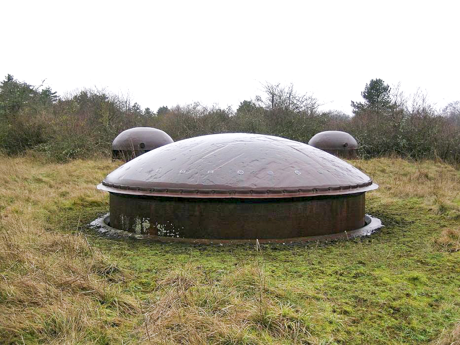 Ligne Maginot - MOLVANGE - A9 - (Ouvrage d'artillerie) - Bloc 8 
Tourelle de 75 mm modèle 33
A l’arrière plan les deux cloches GFM du bloc - Lvcvlvs