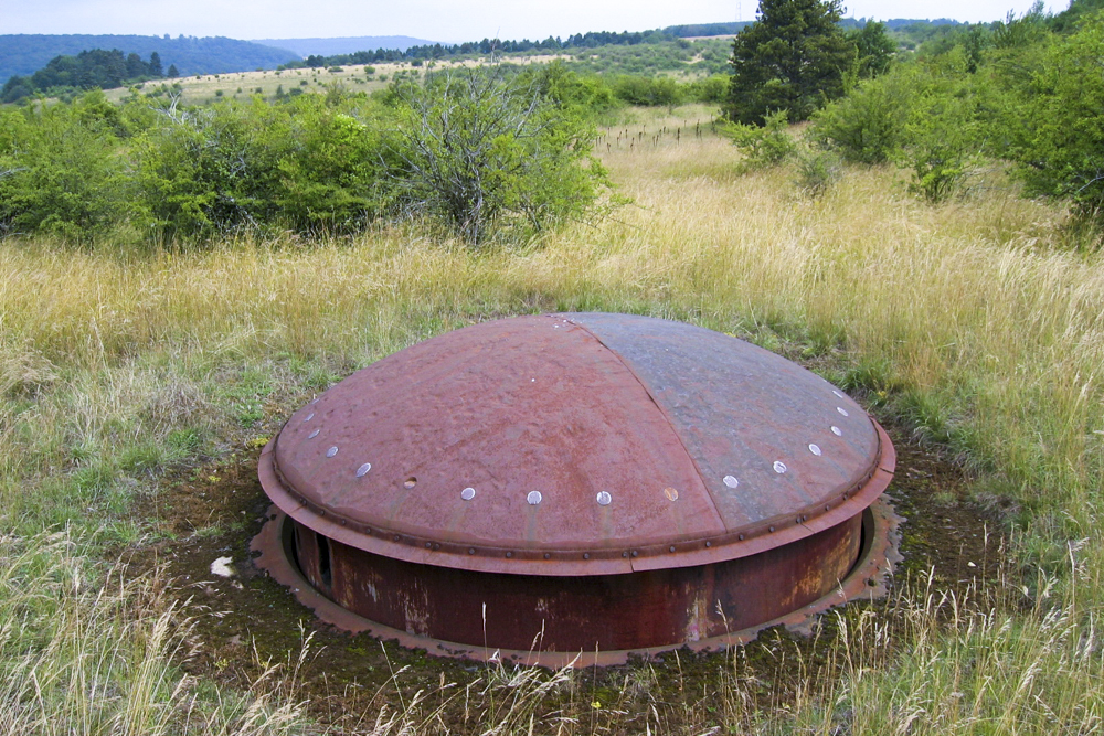 Ligne Maginot - MOLVANGE - A9 - (Ouvrage d'artillerie) - Bloc 8
La tourelle de 75 en batterie. On aperçoit en arrière-plan le réseau de barbelés qui entoure tous les blocs avant de l'ouvrage - Michel Teiten