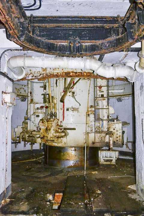 Ligne Maginot - MOLVANGE - A9 - (Ouvrage d'artillerie) - Bloc 8
Tourelle pour deux canons de 75 modèle 33
L'étage intermédiaire de la tourelle - PAVEL Jan