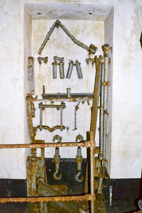 Ligne Maginot - MOLVANGE - A9 - (Ouvrage d'artillerie) - Bloc 8
Tourelle pour deux canons de 75 modèle 33
L'outillage spécifique  - PAVEL Jan