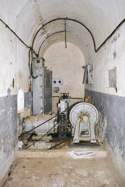 Ligne Maginot - MOLVANGE - A9 - (Ouvrage d'artillerie) - Bloc 8
Mécanisme du monte-charge du bloc - PAVEL Jan
