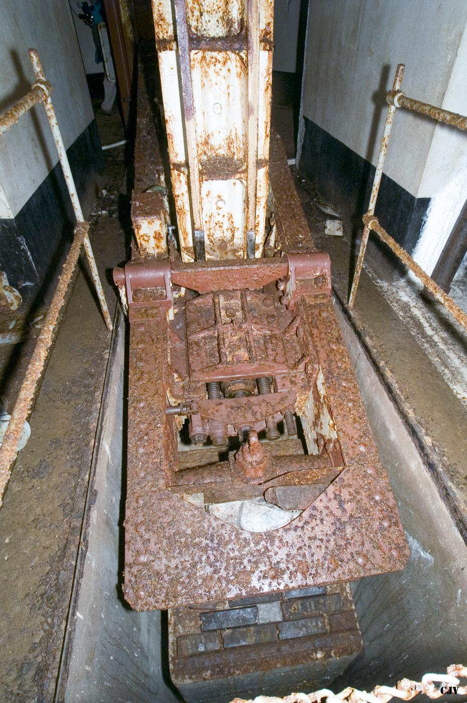 Ligne Maginot - MOLVANGE - A9 - (Ouvrage d'artillerie) - Bloc 8
Tourelle pour deux canons de 75 modèle 33. Le contrepoids - Lia VERMEULEN
