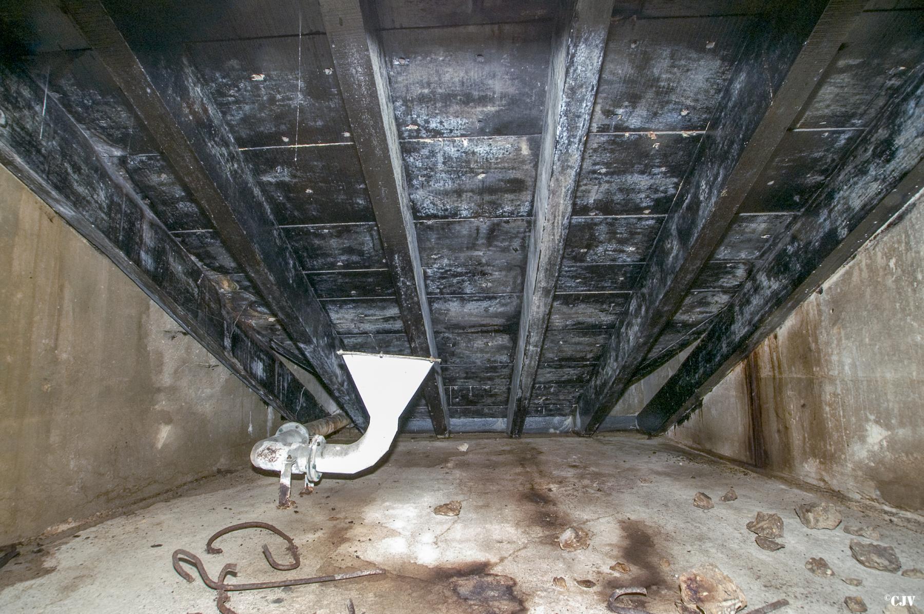Ligne Maginot - MOLVANGE - A9 - (Ouvrage d'artillerie) - Bloc 8
Tourelle pour deux canons de 75 modèle 33. La ventilation du local de récupération des douilles au pied du bloc - Lia VERMEULEN