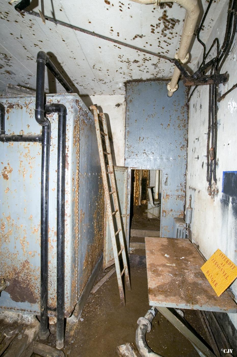 Ligne Maginot - MOLVANGE - A9 - (Ouvrage d'artillerie) - Bloc 8
Citerne et l'entrée à une des cloches - Lia VERMEULEN