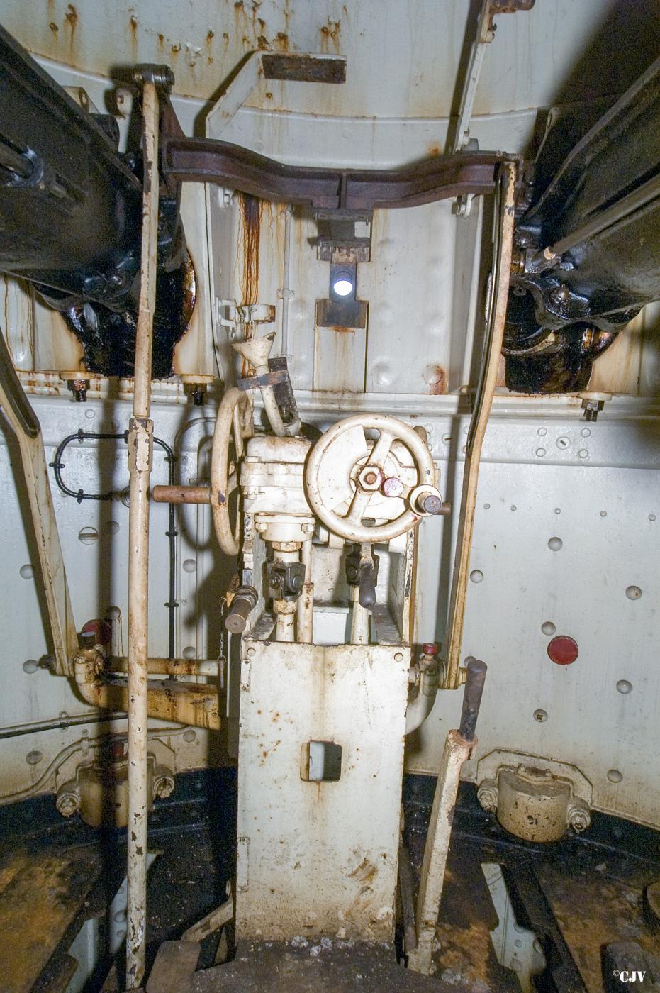 Ligne Maginot - MOLVANGE - A9 - (Ouvrage d'artillerie) - Bloc 8
Poste de pointage dans la chambre de tir de la tourelle - Lia VERMEULEN