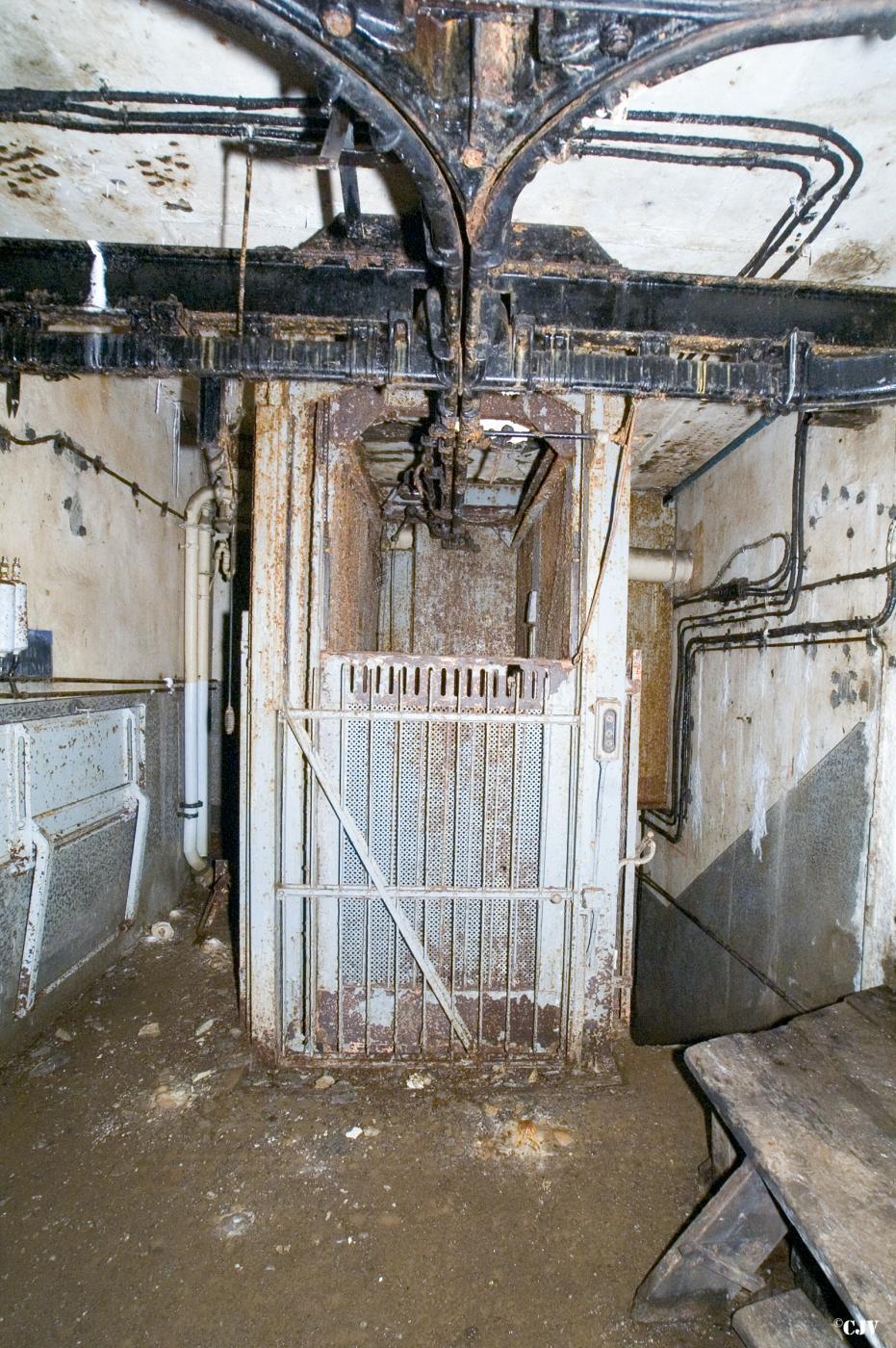 Ligne Maginot - MOLVANGE - A9 - (Ouvrage d'artillerie) - Bloc 10
Le monte-charge - Lia VERMEULEN