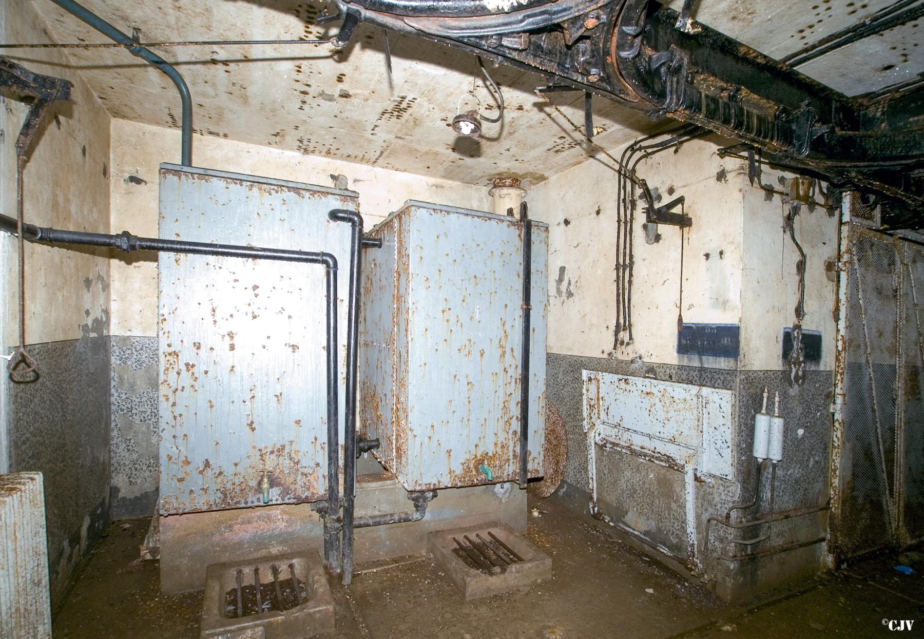 Ligne Maginot - MOLVANGE - A9 - (Ouvrage d'artillerie) - Bloc 10
Les cuves pour l'eau de refroidissement - Lia VERMEULEN