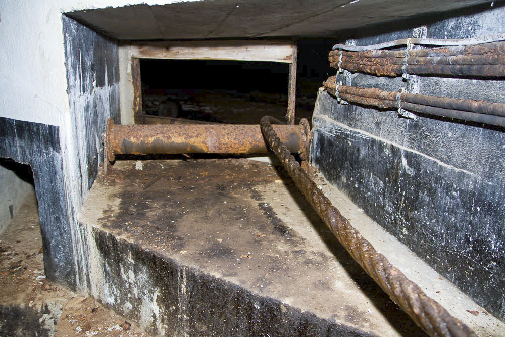 Ligne Maginot - MOLVANGE - A9 - (Ouvrage d'artillerie) - Plan incliné de l'entrée munitions
Treuil principal. - Michel Teiten