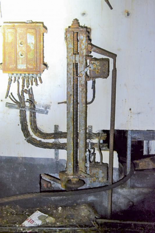 Ligne Maginot - MOLVANGE - A9 - (Ouvrage d'artillerie) - Treuil du plan incliné
Devant le local du treuil dans l'EM, les interrupteurs de fin de course mus par une came montée sur une vis sans fin - Jules Mathieu