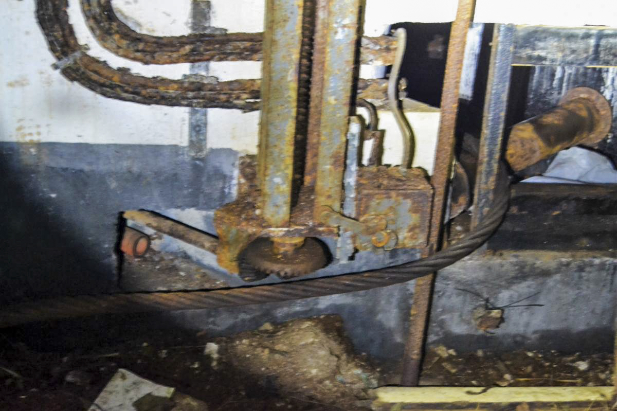 Ligne Maginot - MOLVANGE - A9 - (Ouvrage d'artillerie) - Treuil du plan incliné
Devant le local du treuil dans l'EM, ceci semble bien être les interrupteurs de fins de courses. Détail de la connexion par crémaillère au treuil. - Jules Mathieu