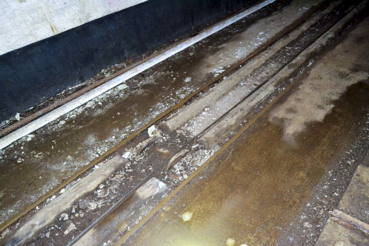 Ligne Maginot - MOLVANGE - A9 - (Ouvrage d'artillerie) - Plan incliné
Poulie intermédiaire de support du câble. Ce câble de faible section a été utilisé pour sortir du matériel et n'est bien sûr pas l'original. - Jules Mathieu