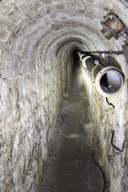 Ligne Maginot - MOLVANGE - A9 - (Ouvrage d'artillerie) - Le départ de la galerie (câbles ?) vers les forages 3 et 4 au fond du garage des locotracteurs. - Jules Mathieu