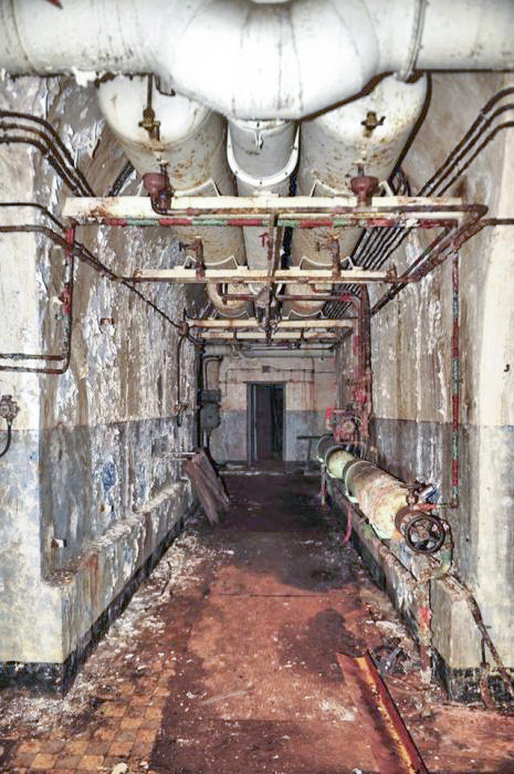 Ligne Maginot - MOLVANGE - A9 - (Ouvrage d'artillerie) - Usine électrique de l'ouvrage
Les bouteilles d'air comprimé pour le lancement des moteurs
Détail des culbuteurs - GOERGEN Claude