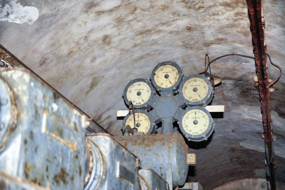 Ligne Maginot - MOLVANGE - A9 - (Ouvrage d'artillerie) - Poste de transformation souterrain de l'ouvrage
Les indicateurs de tension et puissance - GOERGEN Claude