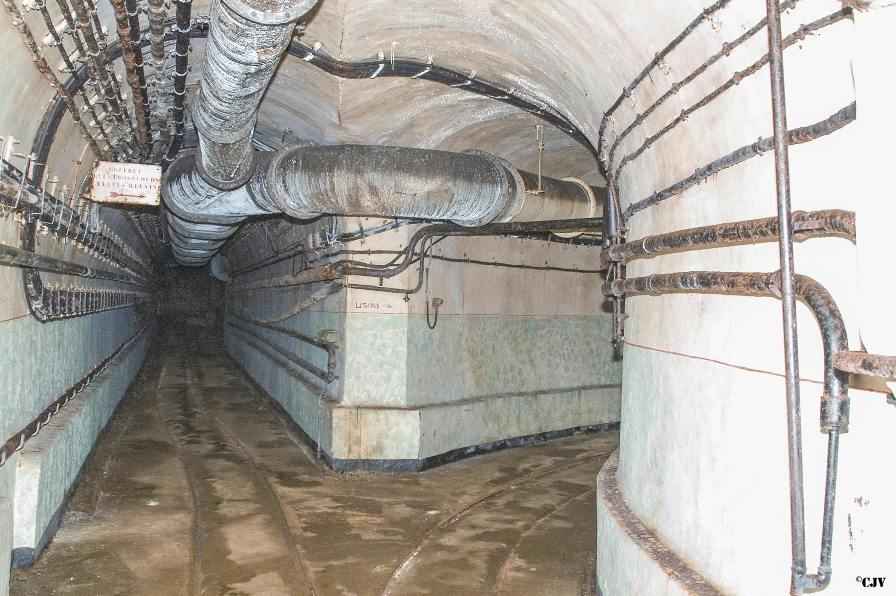 Ligne Maginot - MOLVANGE - A9 - (Ouvrage d'artillerie) - L'usine
La bifurcation de la galerie qui mène à l'entrée hommes et à droite vers l'usine - Lia VERMEULEN