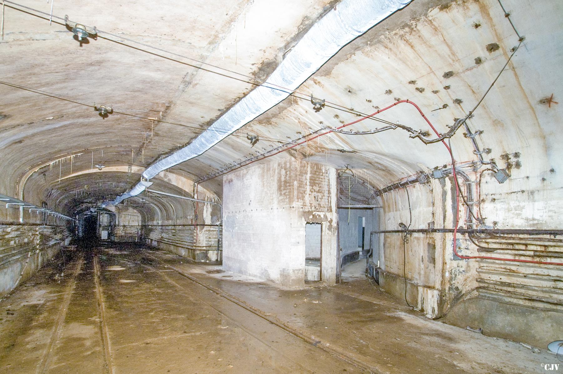 Ligne Maginot - MOLVANGE - A9 - (Ouvrage d'artillerie) - Gare avec galerie vers le magasin M1, modifiée à l'époque OTAN - Lia VERMEULEN