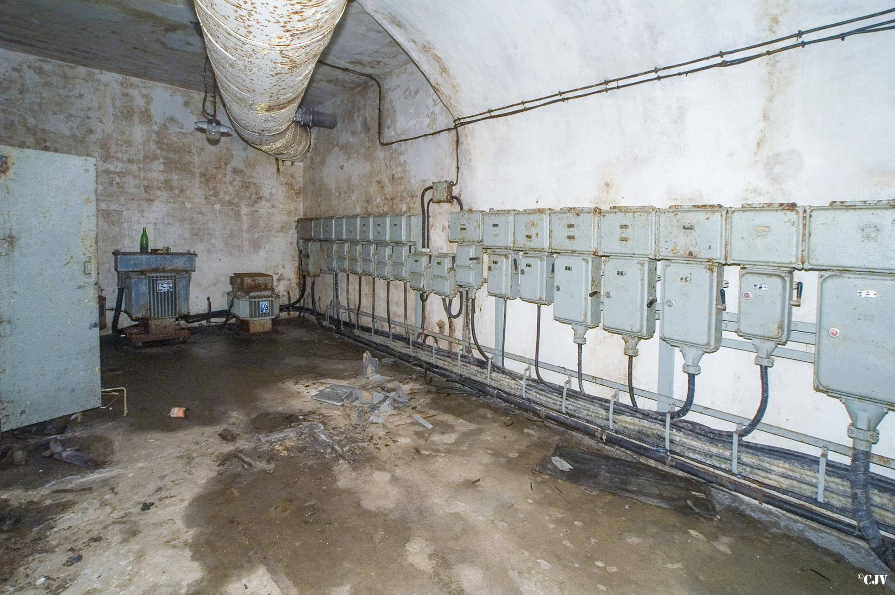 Ligne Maginot - MOLVANGE - A9 - (Ouvrage d'artillerie) - M1
Nouveau tableau électrique pour le PC OTAN - Lia VERMEULEN