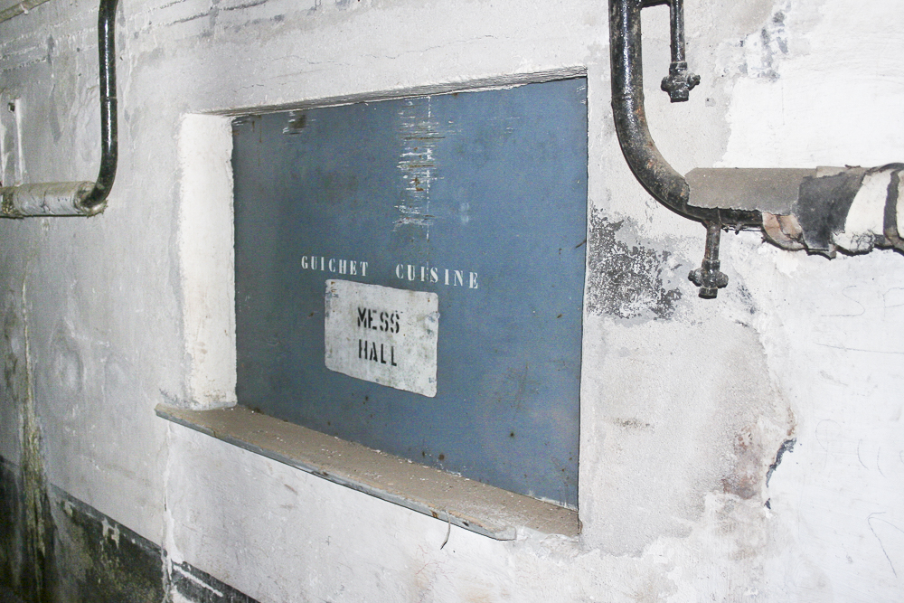 Ligne Maginot - MOLVANGE - A9 - (Ouvrage d'artillerie) - Guichet de la cuisine dans la galerie du casernement
L'inscription Mess Hall rappelle l'utilisation du casernement par la 4th ATAF de l'OTAN - Michel Teiten