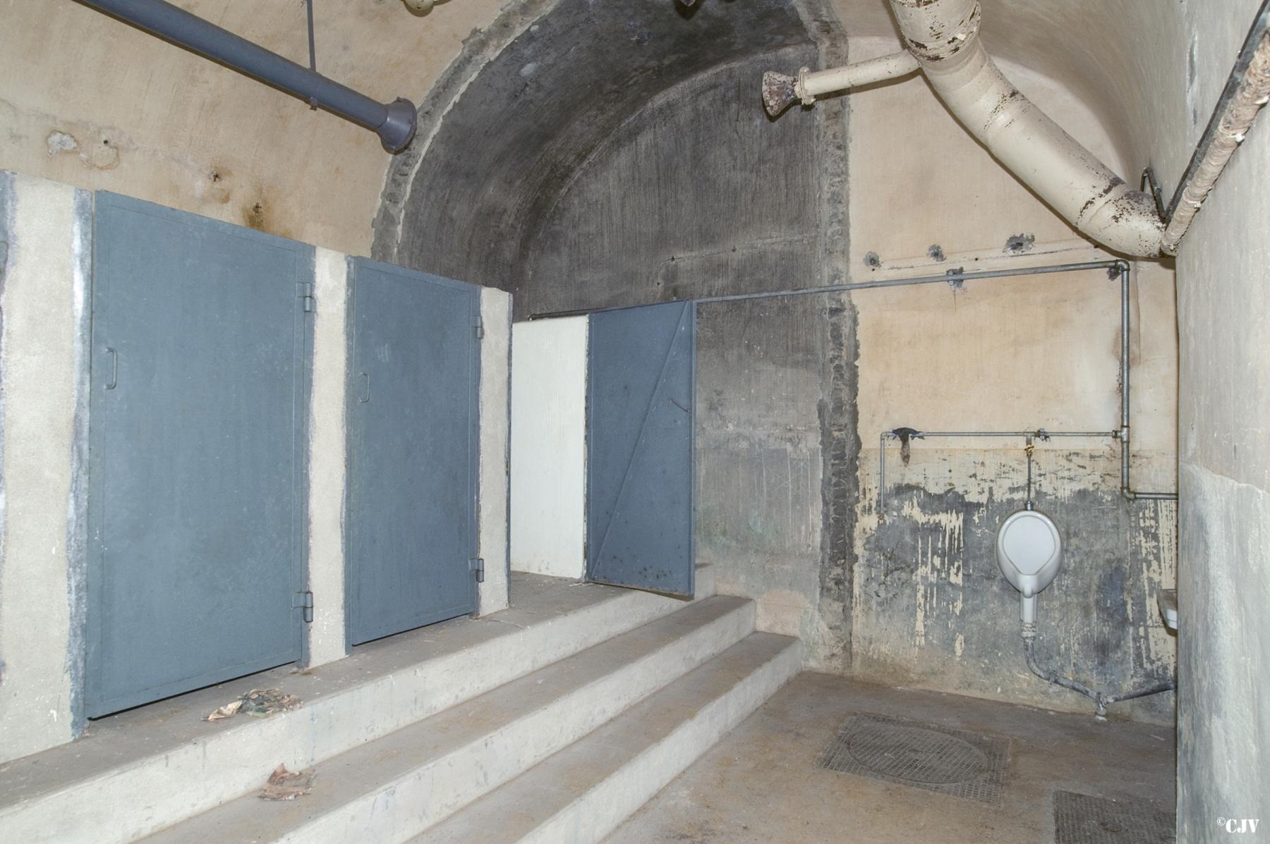 Ligne Maginot - MOLVANGE - A9 - (Ouvrage d'artillerie) - Casernement
Toilettes - Lia VERMEULEN