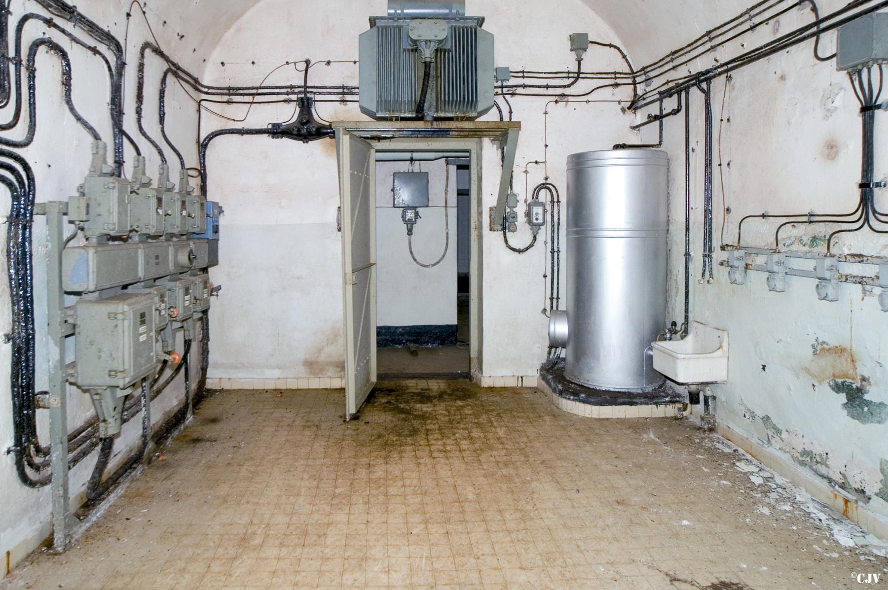 Ligne Maginot - MOLVANGE - A9 - (Ouvrage d'artillerie) - Tableau électrique de la cuisine et le transformateur  abaissant le 400V triphasé distribué dans l'ouvrage en 220 V triphasé nécessaire pour les équipements de la cuisine  - Lia VERMEULEN