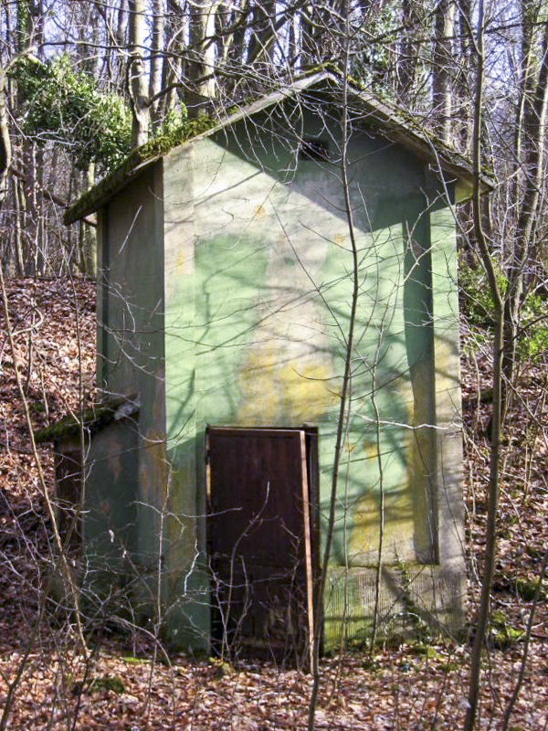 Ligne Maginot - MOLVANGE - A9 - (Ouvrage d'artillerie) - Transformateur près de l'entrée des munitions. Noter les restes de camouflage - Michel Teiten