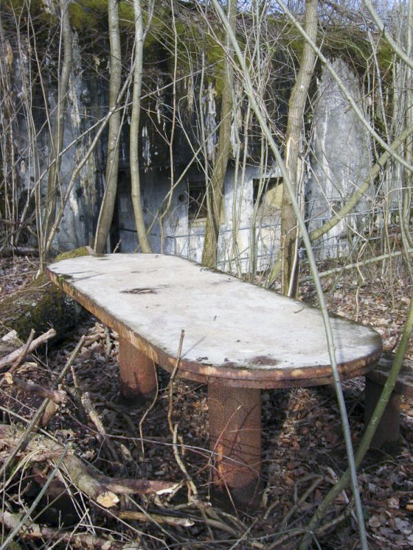 Ligne Maginot - MOLVANGE - A9 - (Ouvrage d'artillerie) - Entrée des hommes 
Table et bancs en fer et béton à proximité immédiate de l'entrée. Sans doute construite après guerre ? - Michel Teiten