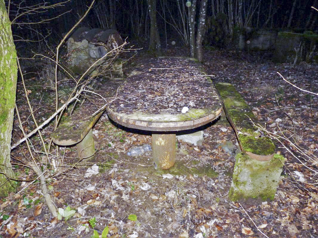 Ligne Maginot - MOLVANGE - A9 - (Ouvrage d'artillerie) - Entrée hommes 
Les restes du casernement extérieur
Banquettes - Aditus