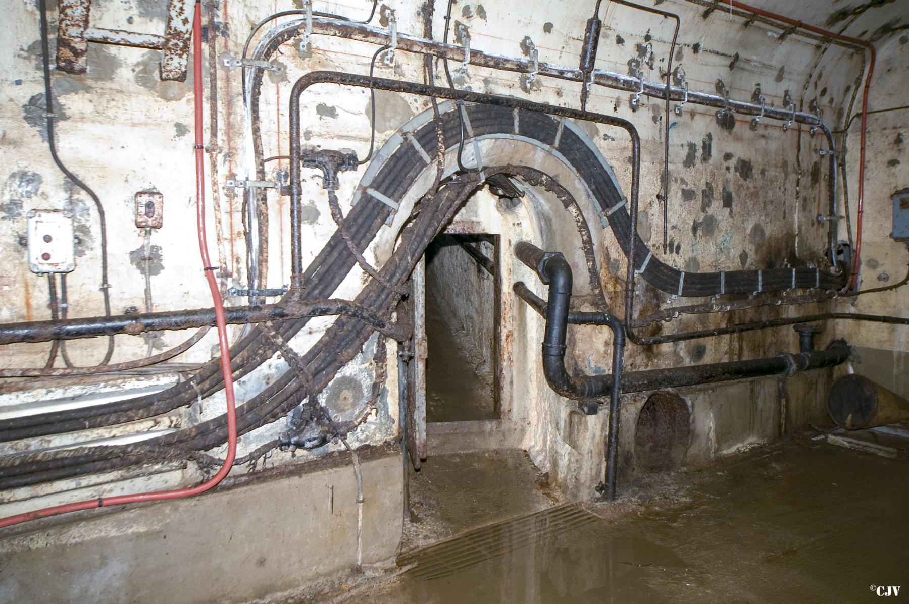 Ligne Maginot - MOLVANGE - A9 - (Ouvrage d'artillerie) - Début de la galerie de liaison vers l'usine - Lia VERMEULEN