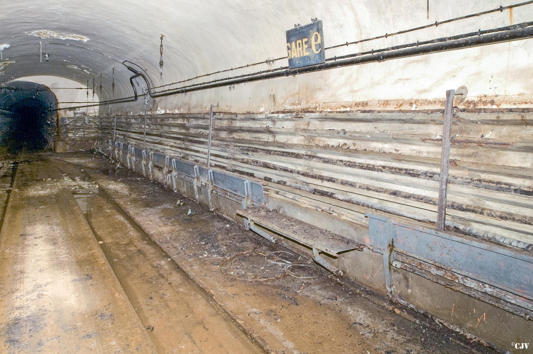Ligne Maginot - MOLVANGE - A9 - (Ouvrage d'artillerie) - Gare E
Les tables rabattables sur le mur - Lia VERMEULEN