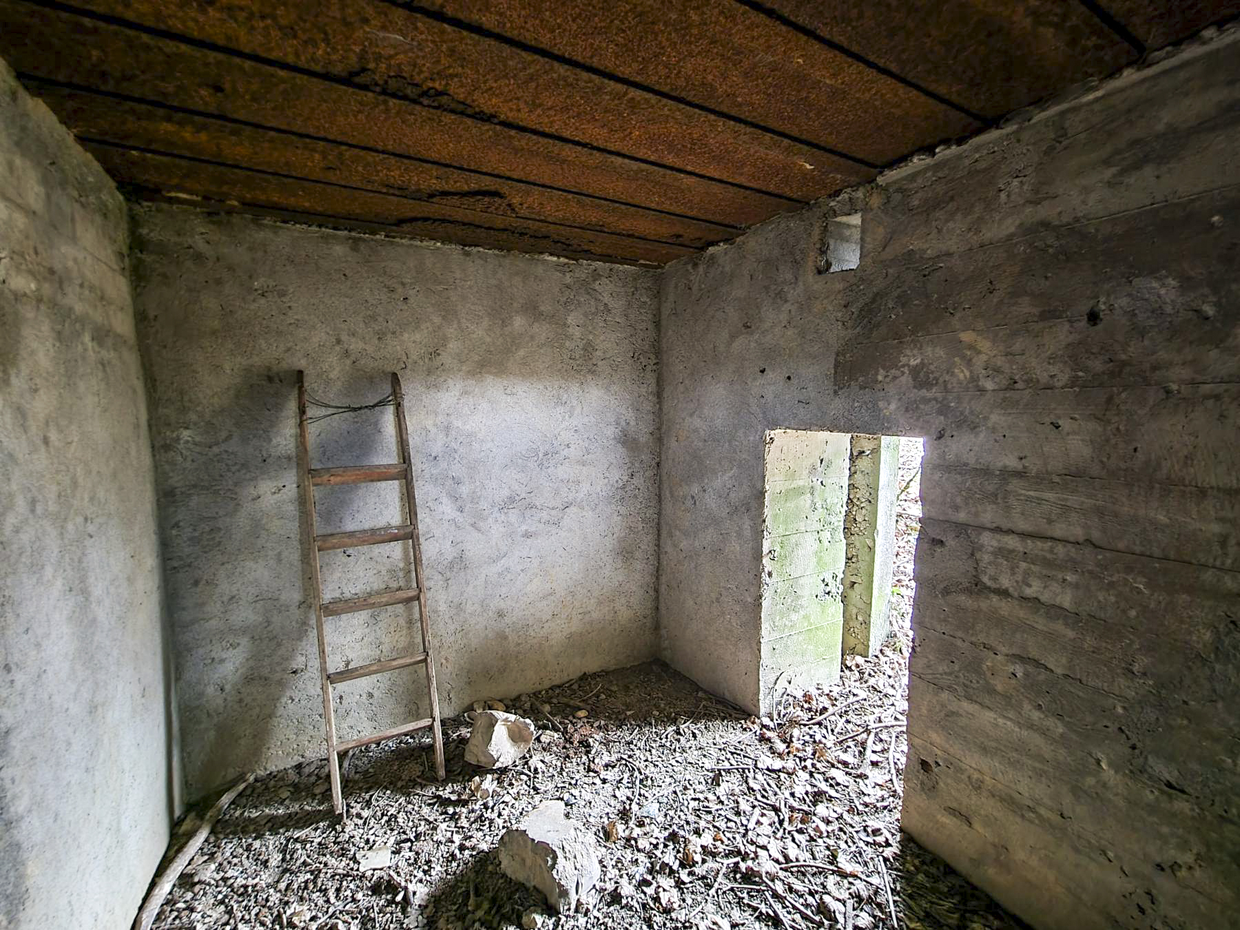 Ligne Maginot - BOIS DE PONTPIERRE NORD - (Blockhaus pour arme infanterie) - L'intérieur du bloc. 
L'échelle n'est évidement pas d'origine ;)  - DK_Antoine4
