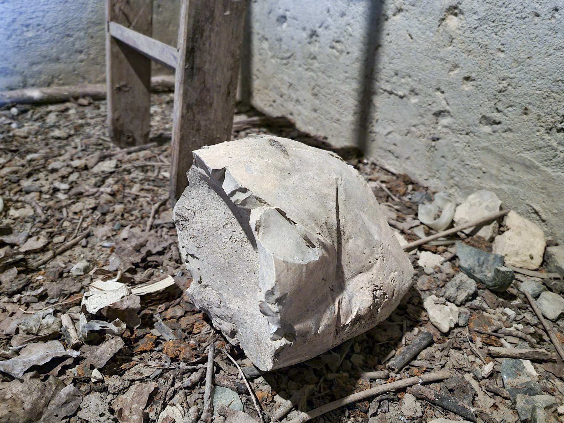 Ligne Maginot - BOIS DE PONTPIERRE NORD - (Blockhaus pour arme infanterie) - Des sacs de ciment d'époque sont encore présents et ont durci avec le temps.  - DK_Antoine4