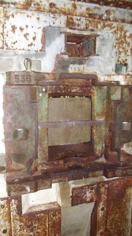 Ligne Maginot - ECOUVIEZ EST - (Casemate d'infanterie - Simple) - Créneau dans la chambre de tir, le numéro du jumelage est encore visible N°1121 - David HARMAND