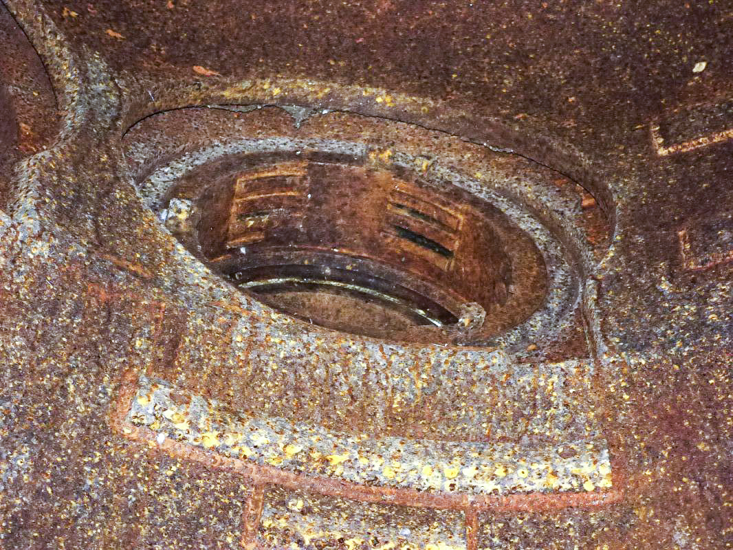 Ligne Maginot - ECOUVIEZ OUEST - (Casemate d'infanterie - Simple) - Détail de l'un des créneaux de la cloche - JMBrams