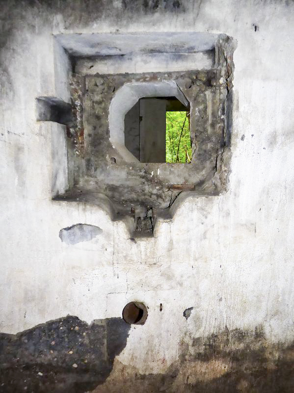Ligne Maginot - ECOUVIEZ OUEST - (Casemate d'infanterie - Simple) - Créneau pour FM type A dépourvu de son cuirassement - JMBrams