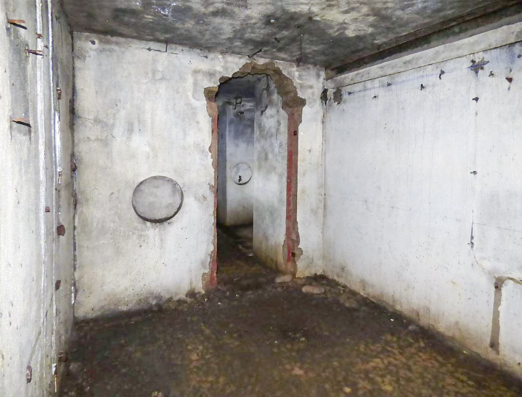 Ligne Maginot - ECOUVIEZ OUEST - (Casemate d'infanterie - Simple) - L'intérieur, vide de tout équipement  - JMBrams