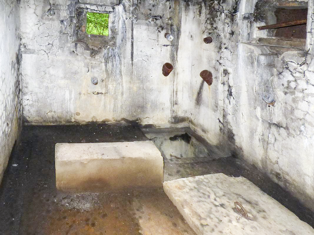 Ligne Maginot - ECOUVIEZ OUEST - (Casemate d'infanterie - Simple) - L'intérieur, vide de tout équipement  - JMBrams