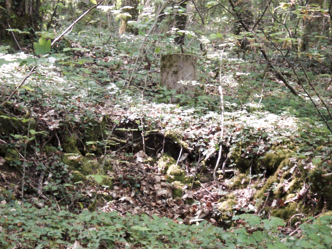 Ligne Maginot - ECOUVIEZ OUEST - (Casemate d'infanterie - Simple) - Borne à proximité - R Tucker