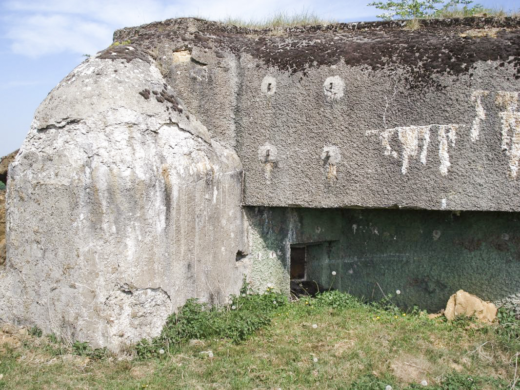 Ligne Maginot - FRESNOIS - (Casemate d'infanterie - Double) - L'arrière gauche, créneau FM - R Tucker