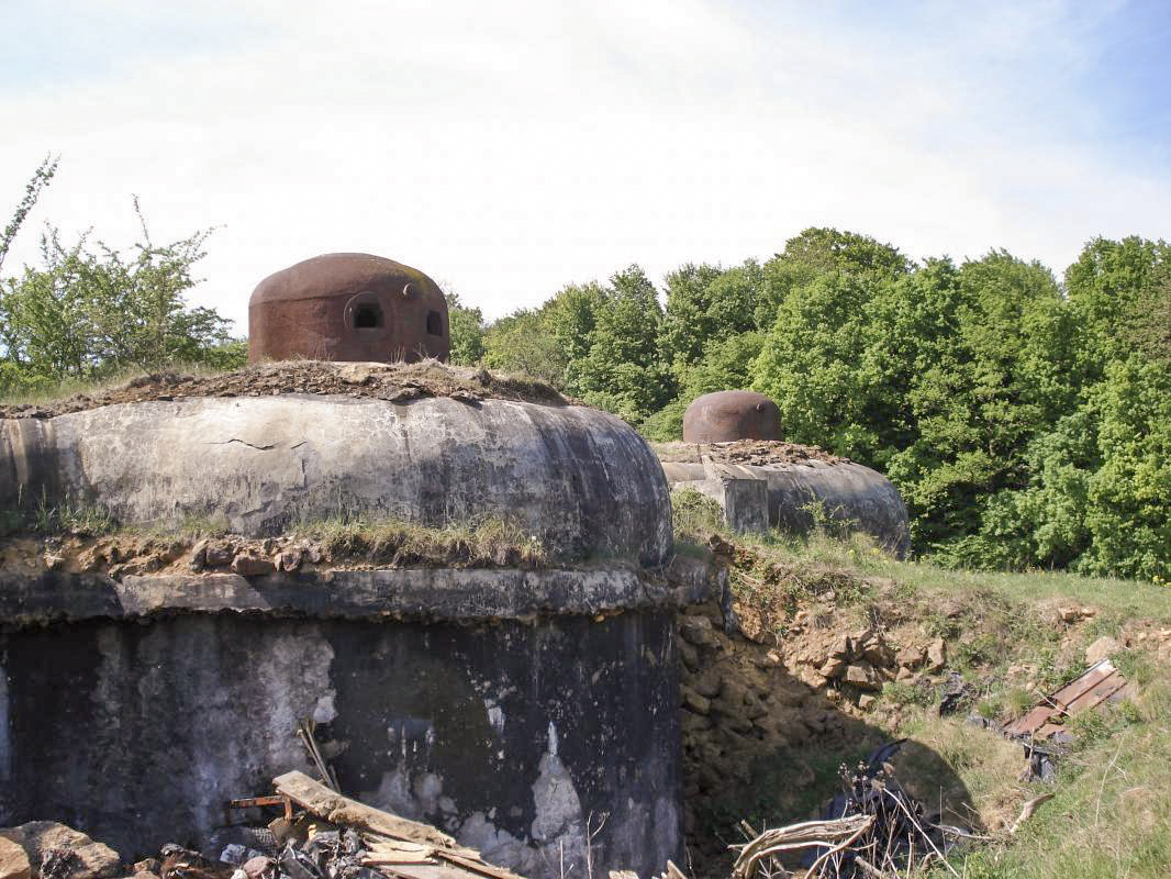 Ligne Maginot - FRESNOIS - (Casemate d'infanterie - Double) - Face frontale, cloche AM et cloche GFM - R Tucker